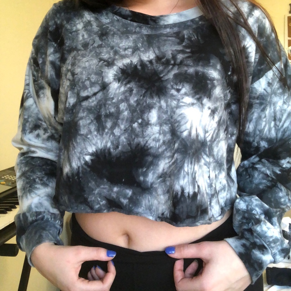 Long sleeve gray tie dye crop top